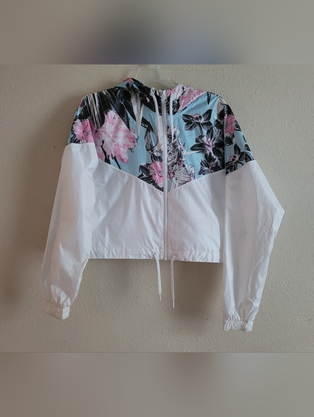 Nike Sz Medium Floral Hooded Cropped Windrunner Jacket